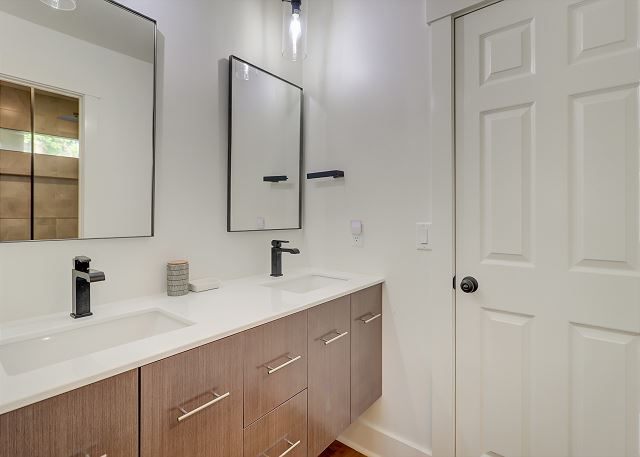 1st floor Jack and Jill Bathroom