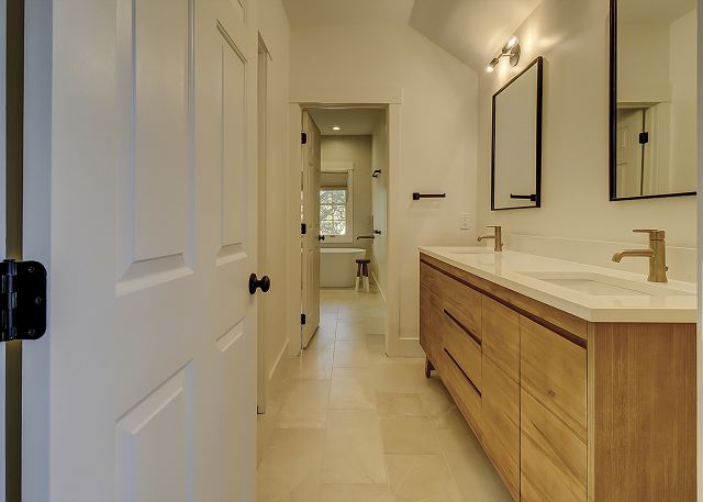 2nd floor King Suite Full Bathroom