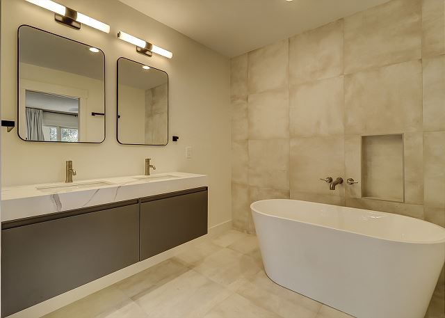 1st Floor King Suite