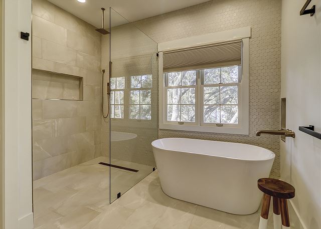 2nd floor King Suite Full Bathroom