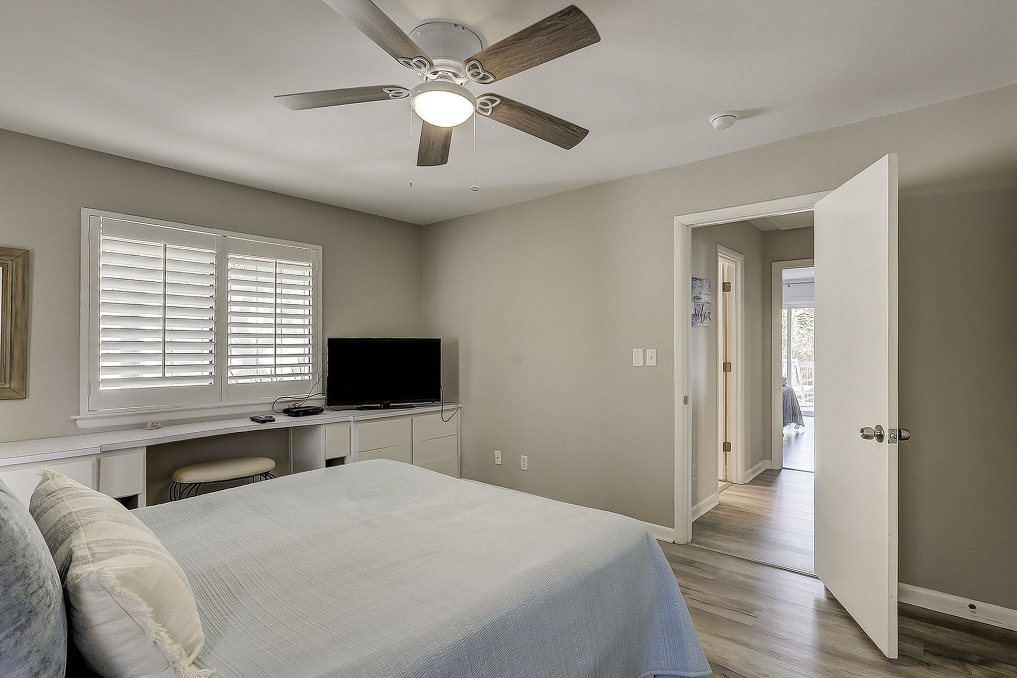 2nd Floor Queen Bedroom