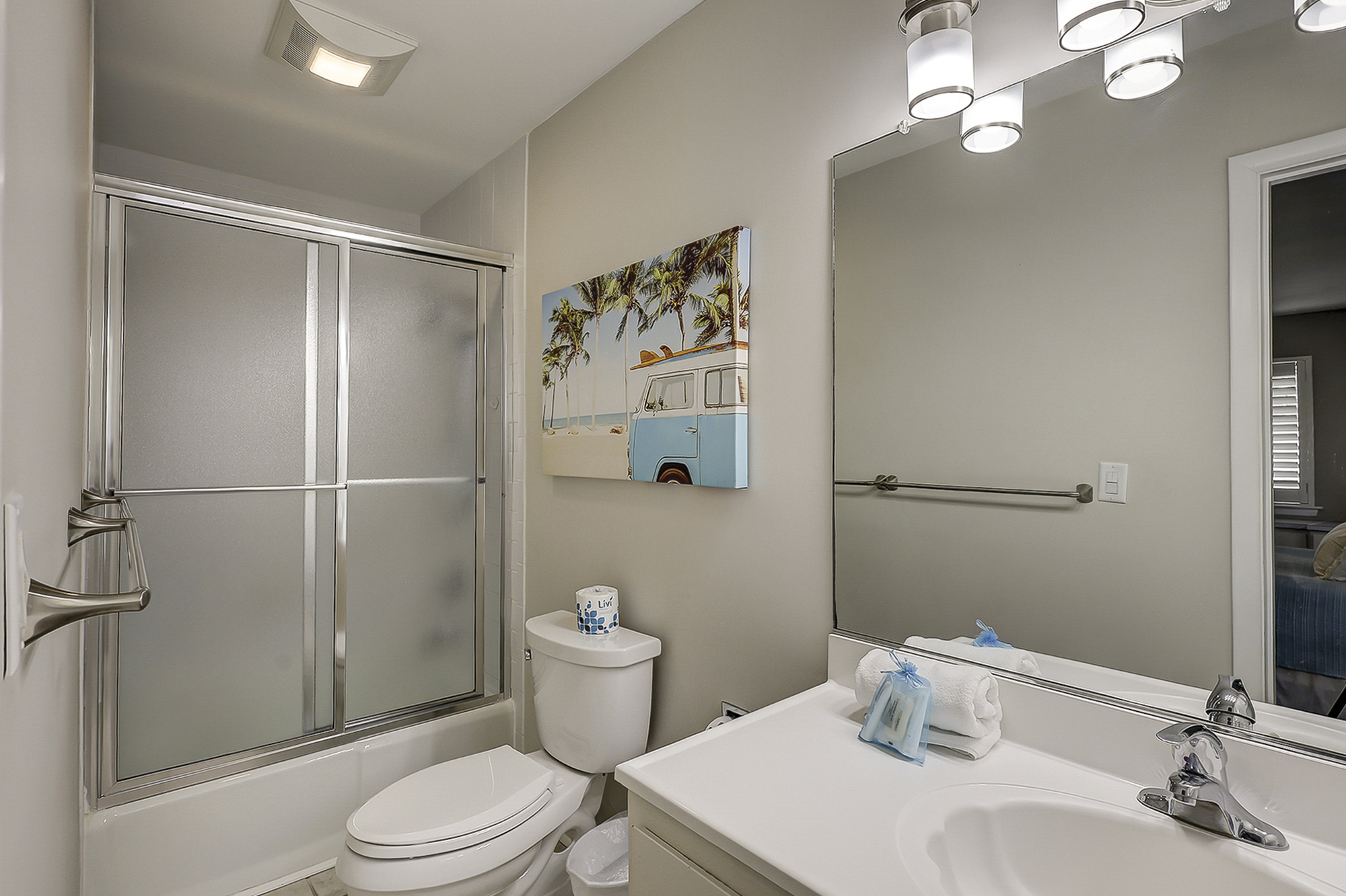 2nd Floor Hall Full Bathroom