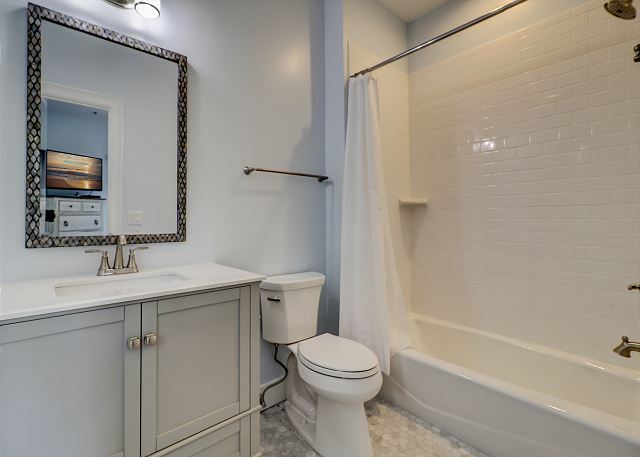 2nd Floor Queen Suite Bath