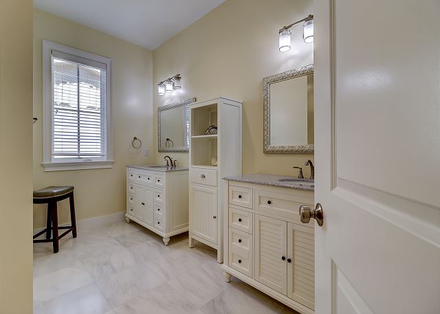 1st Floor King Master Bath