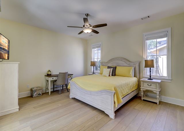 1st Floor King Master Suite