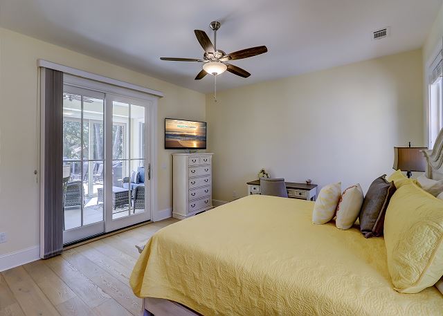1st Floor King Master Suite