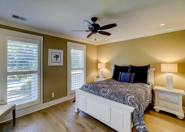 1st Floor Queen Bedroom