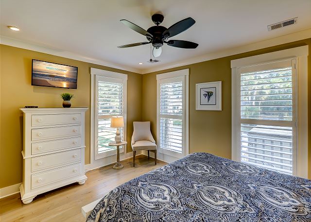 1st Floor Queen Bedroom
