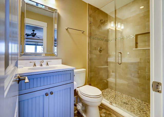 2nd Floor King Suite Full Bathroom