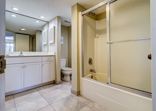 Guest Suite Full Bathroom
