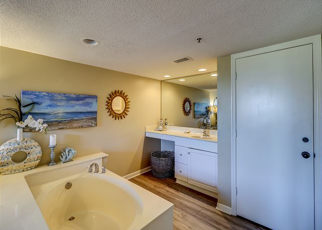 King Suite Full Bathroom