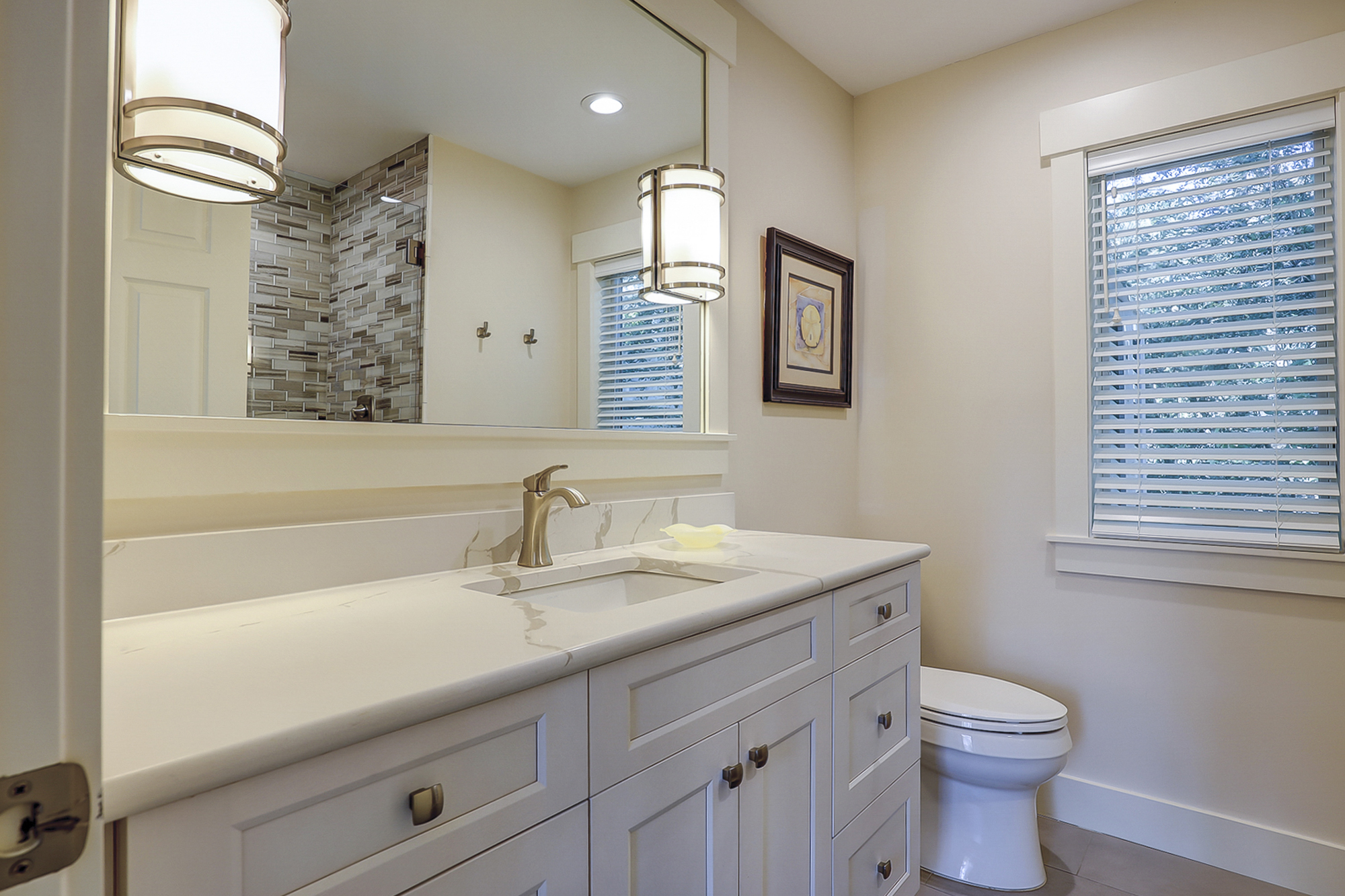 1st Floor Full Guest Bathroom