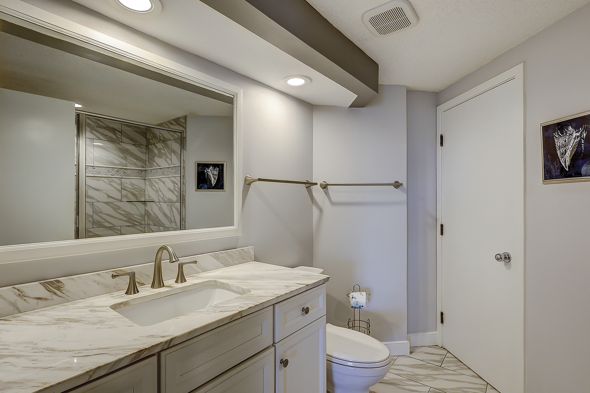 King Suite Full Bathroom