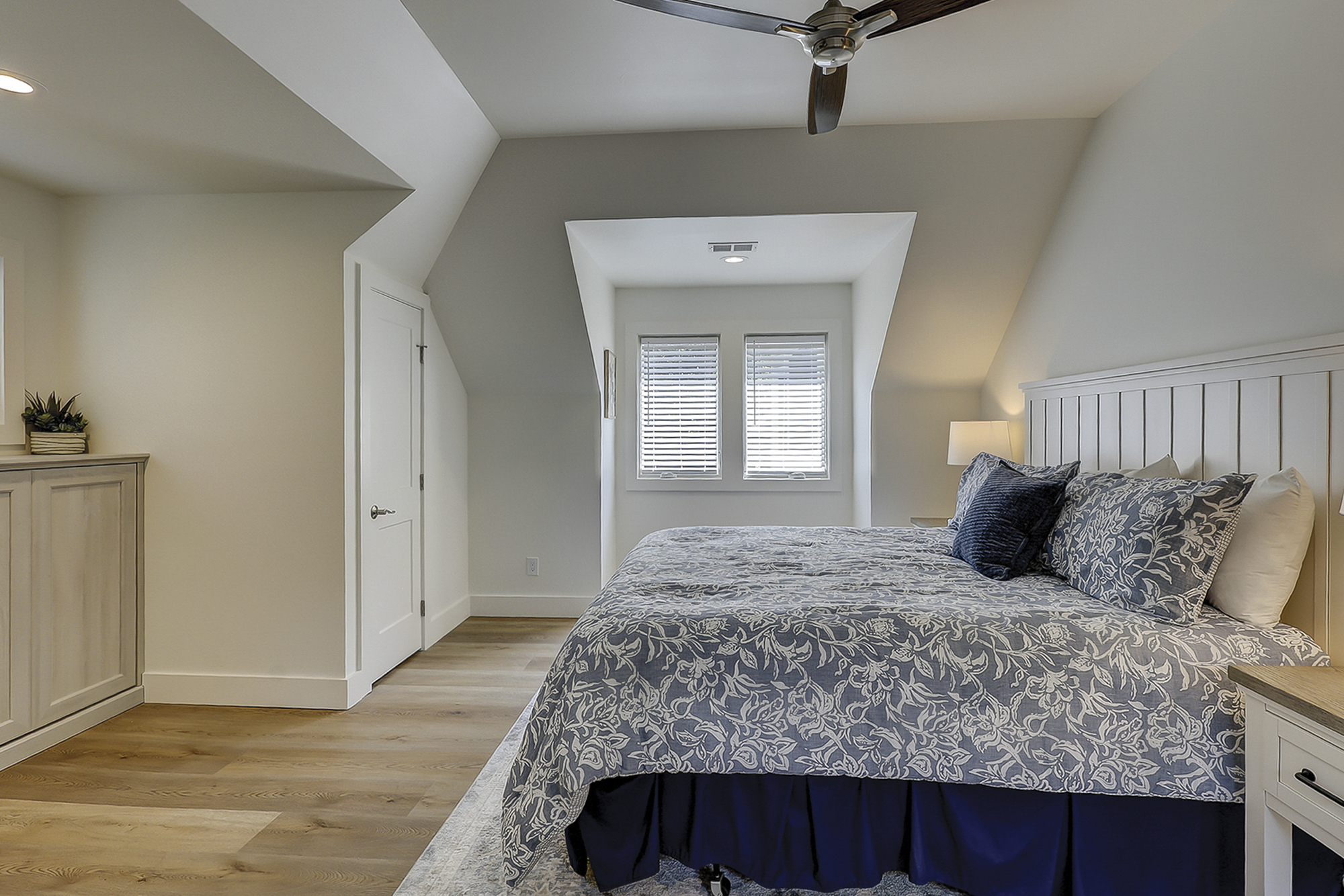 Guest Bedroom - Over Garage