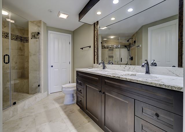 King Suite Full Bathroom