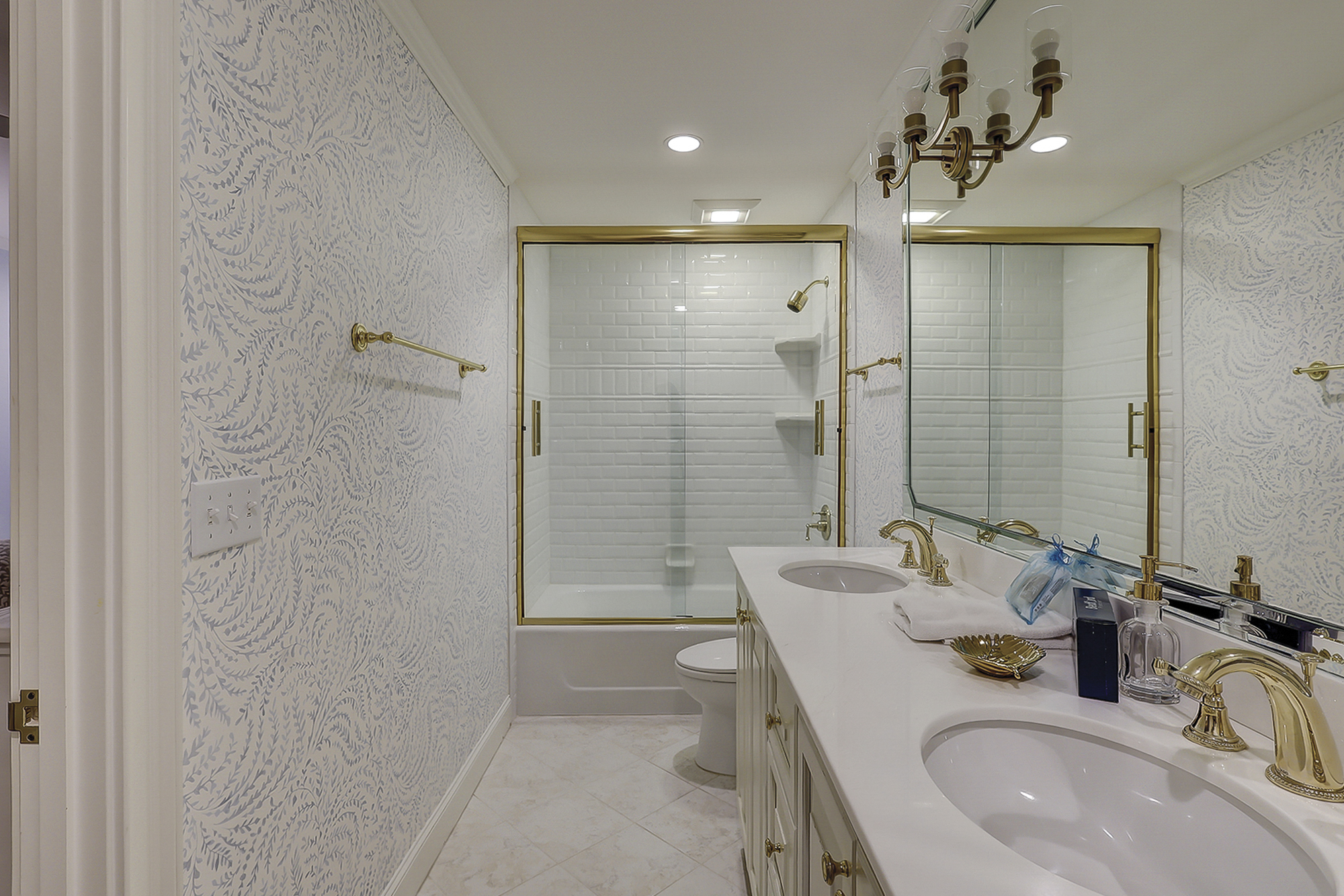 King Suite Full Bathroom