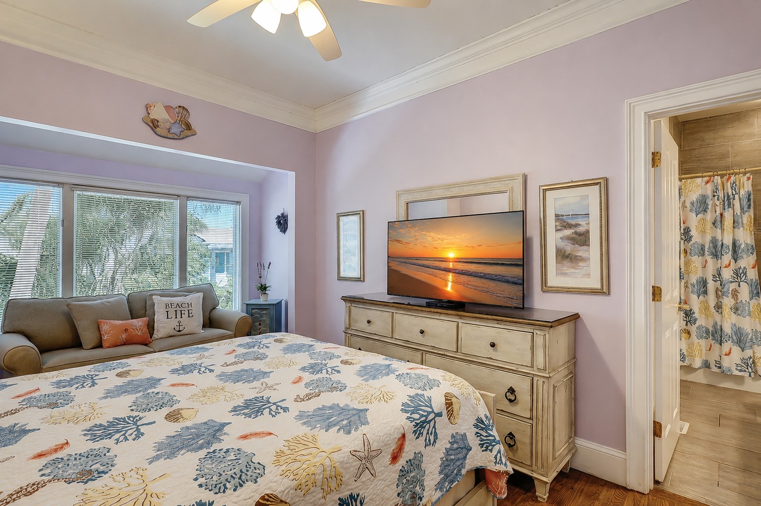 Main Floor Queen Suite