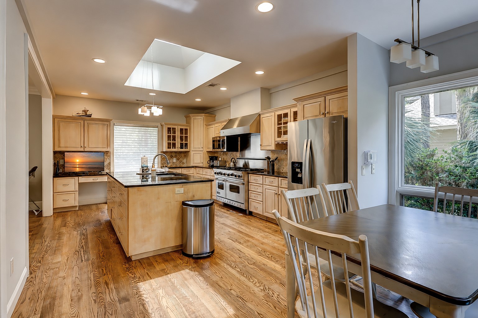 Kitchen & Breakfast Area