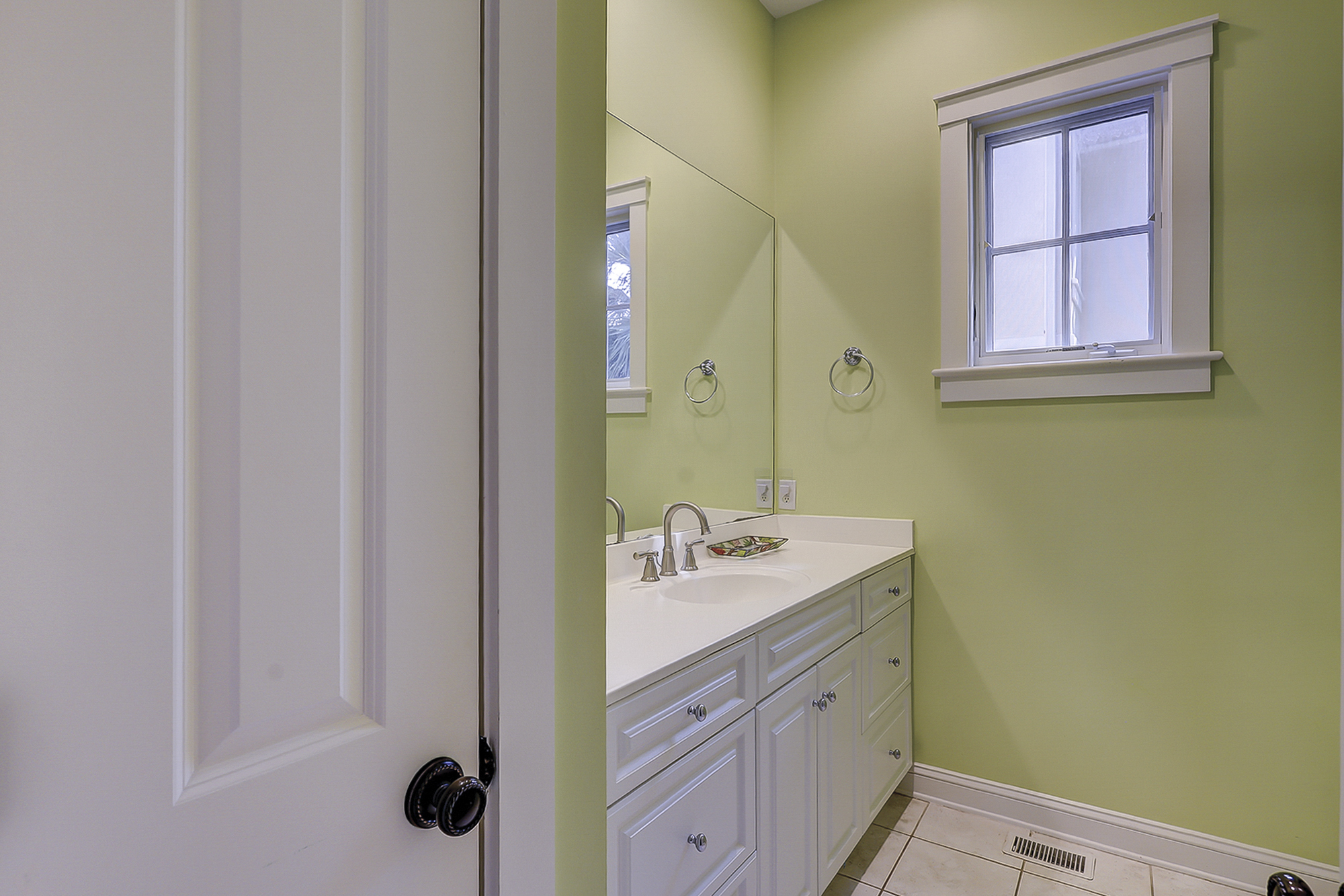 Main Floor - Queen Suite Full Bathroom