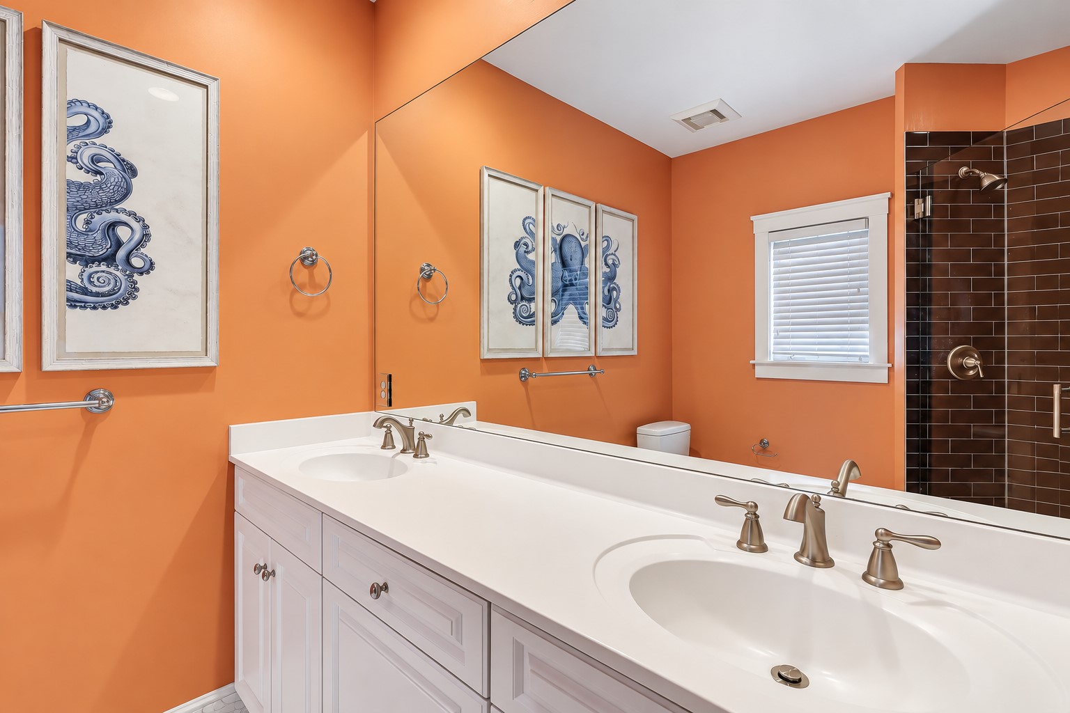 2nd Floor - Queen Suite - Full Bathroom