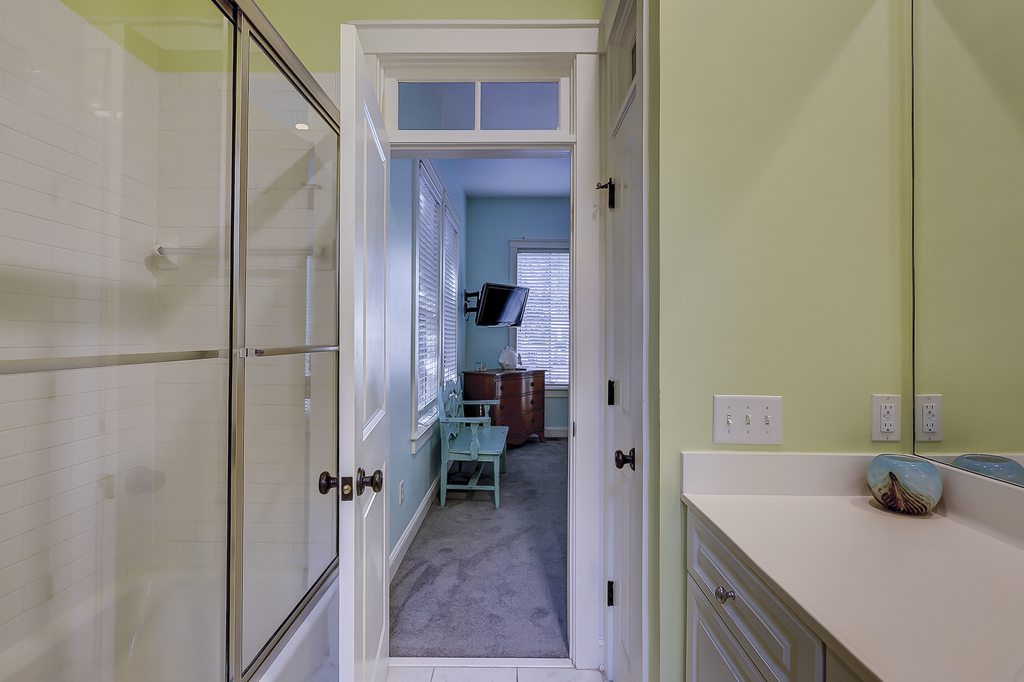 Main Floor - Queen Suite Full Bathroom