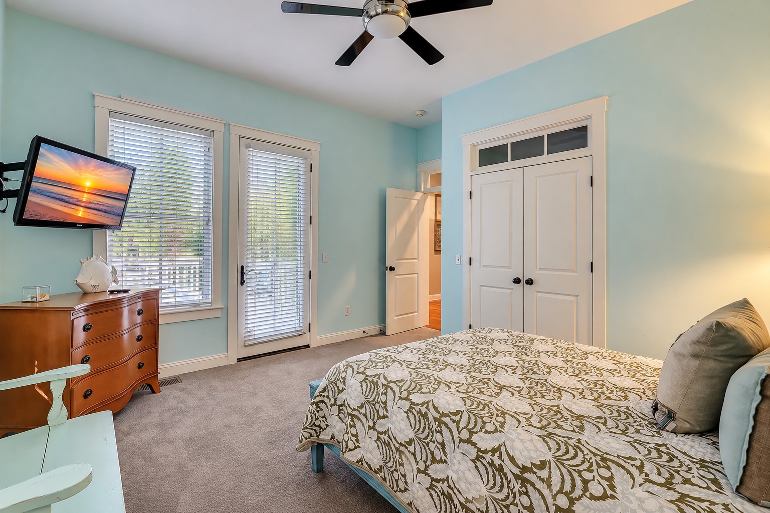 Main Floor Queen Suite