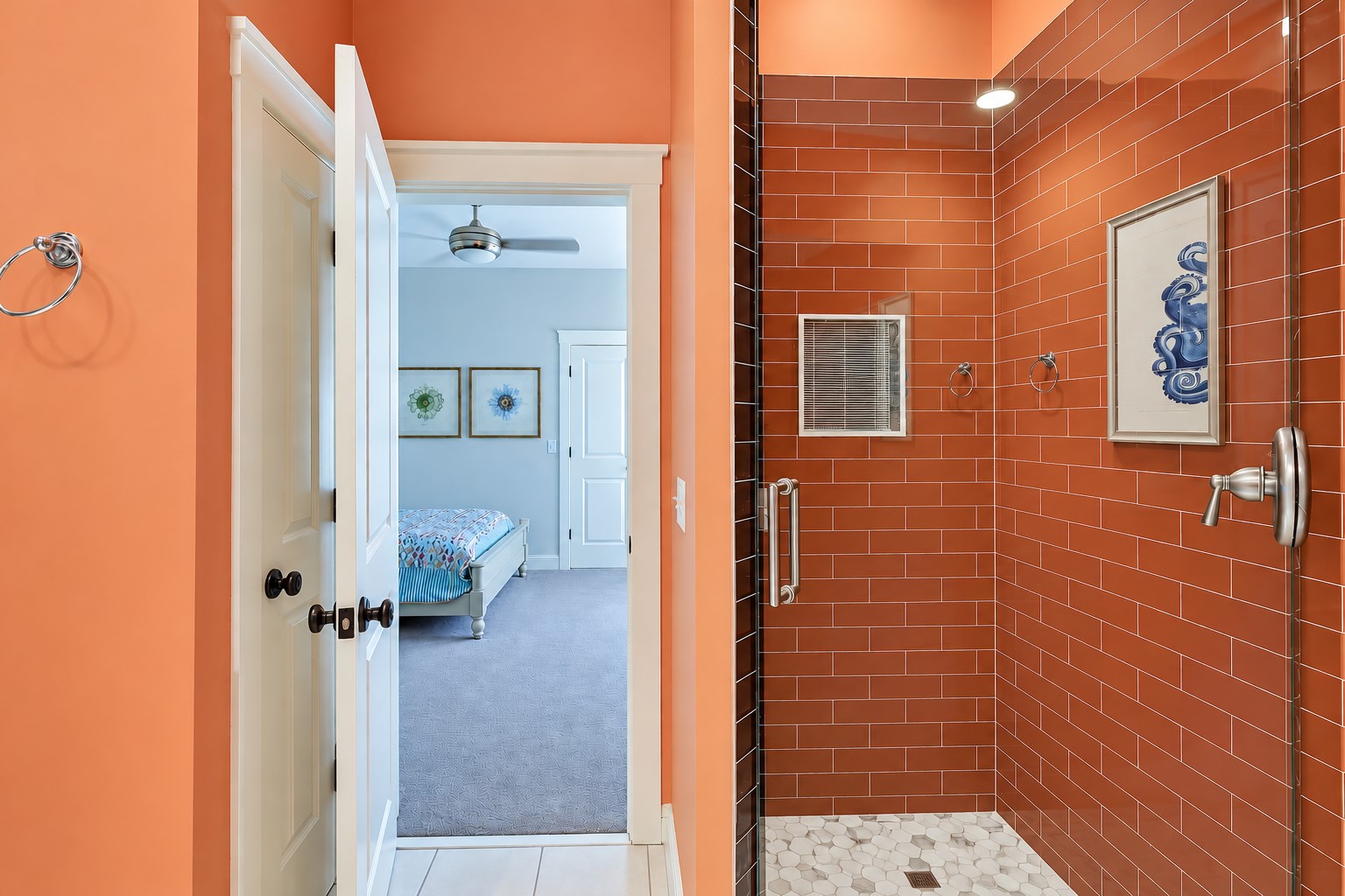 2nd Floor - Queen Suite - Full Bathroom