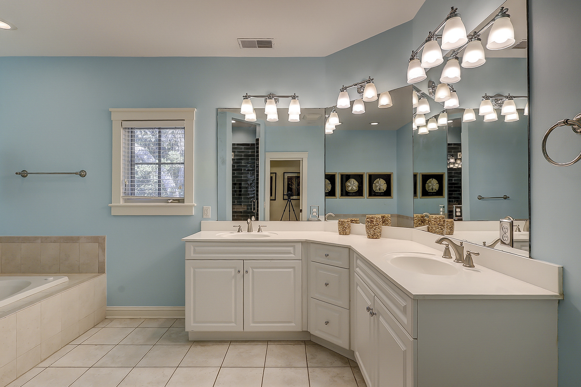 2nd Floor - King Master Suite Full Bathroom