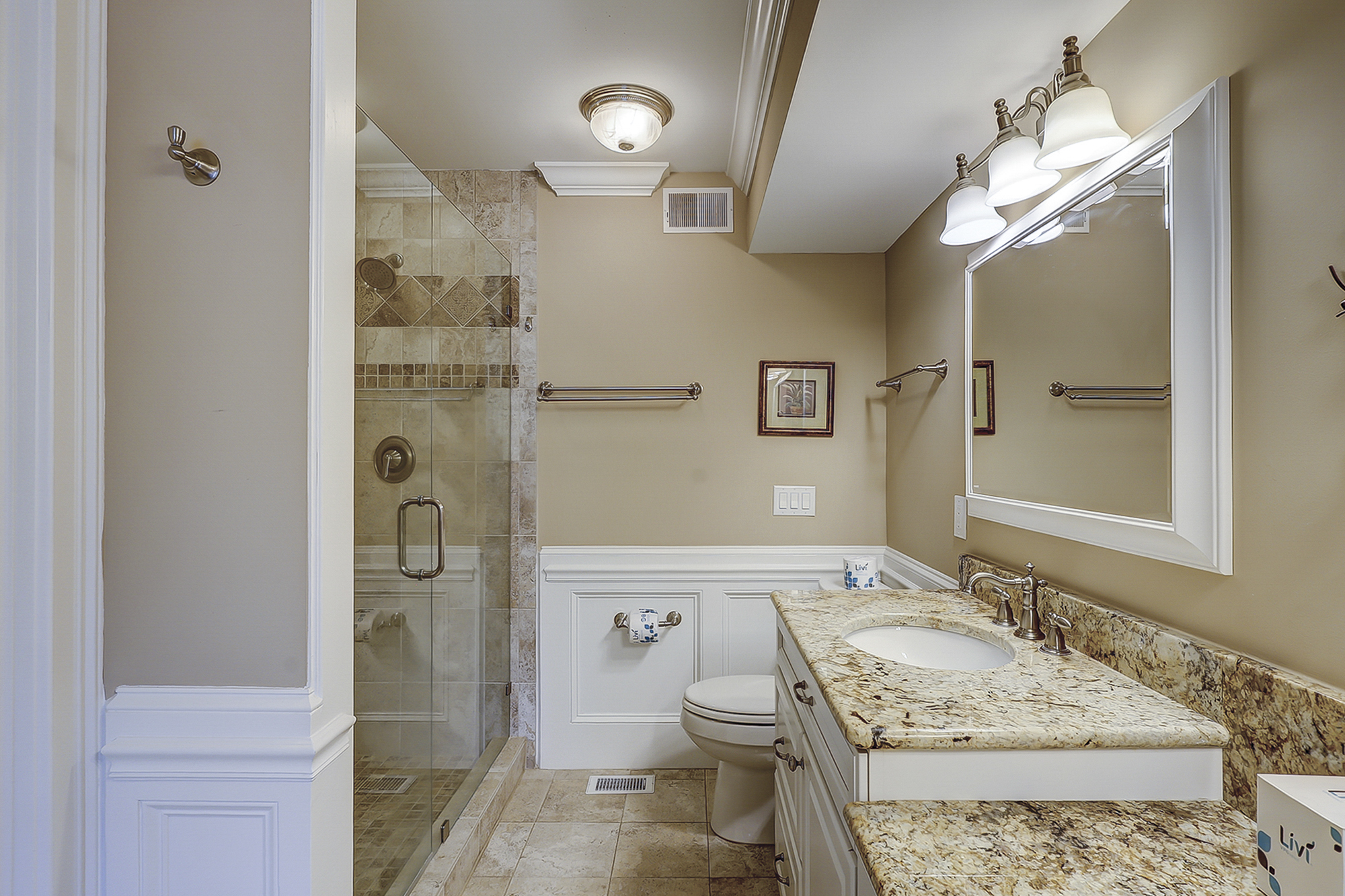 Master King Suite Full Bathroom