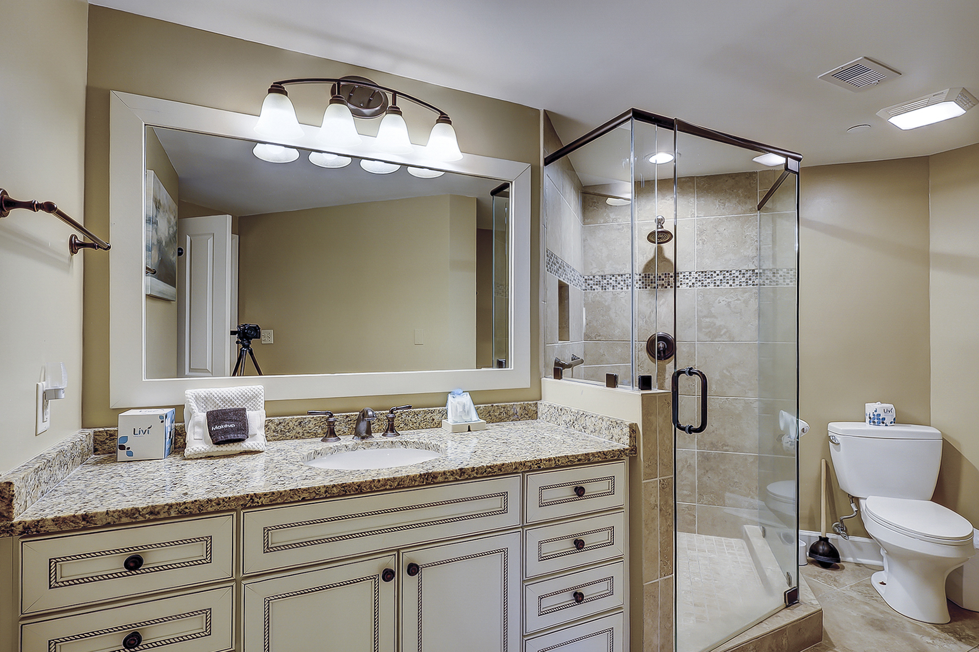 King Suite Full Bathroom