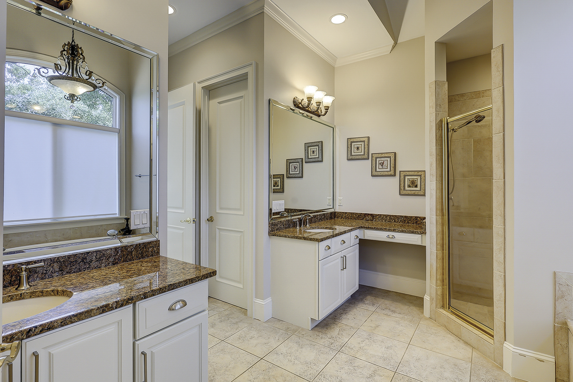 Main Floor King Suite Full Bathroom