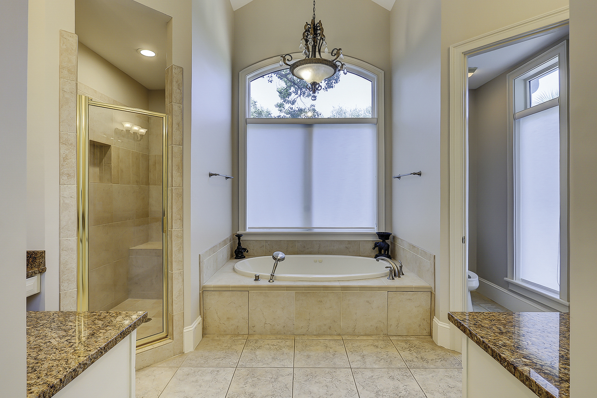 Main Floor King Suite Full Bathroom