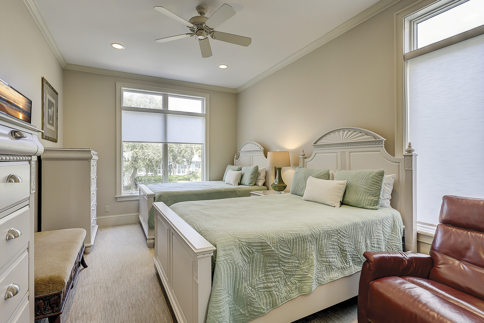 Main Floor Guest Suite - 2 Queens - Sleeps 4