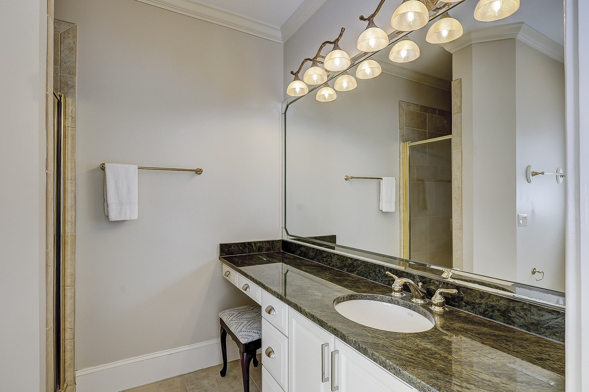 2nd Floor King Suite Full Bathroom