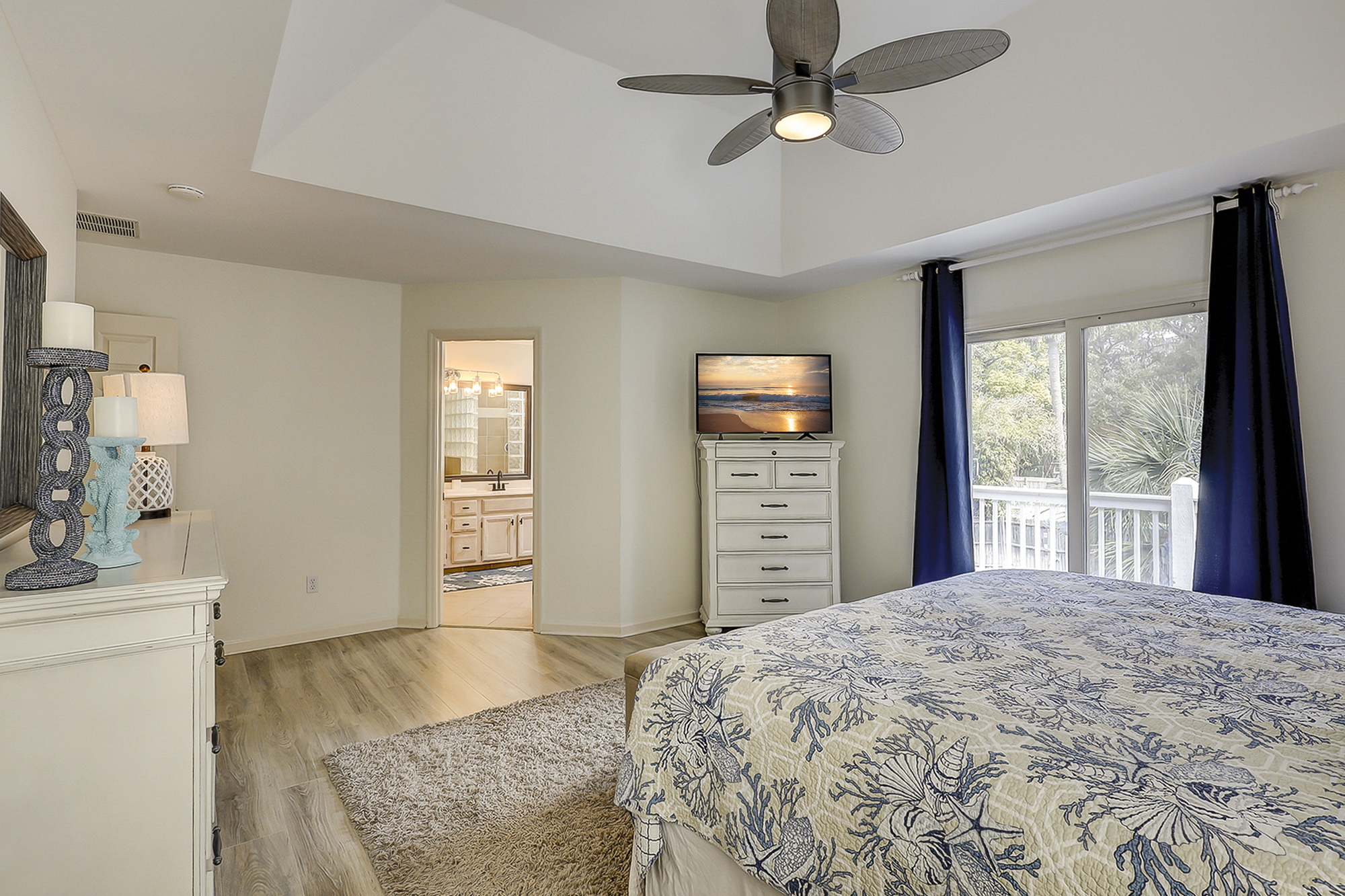 1st Floor King Suite Full Bathroom