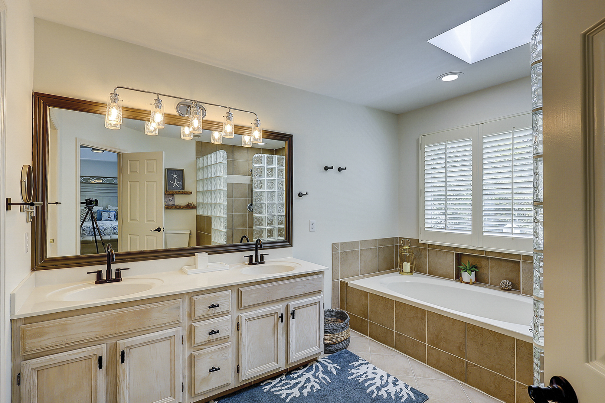 1st Floor King Suite Full Bathroom