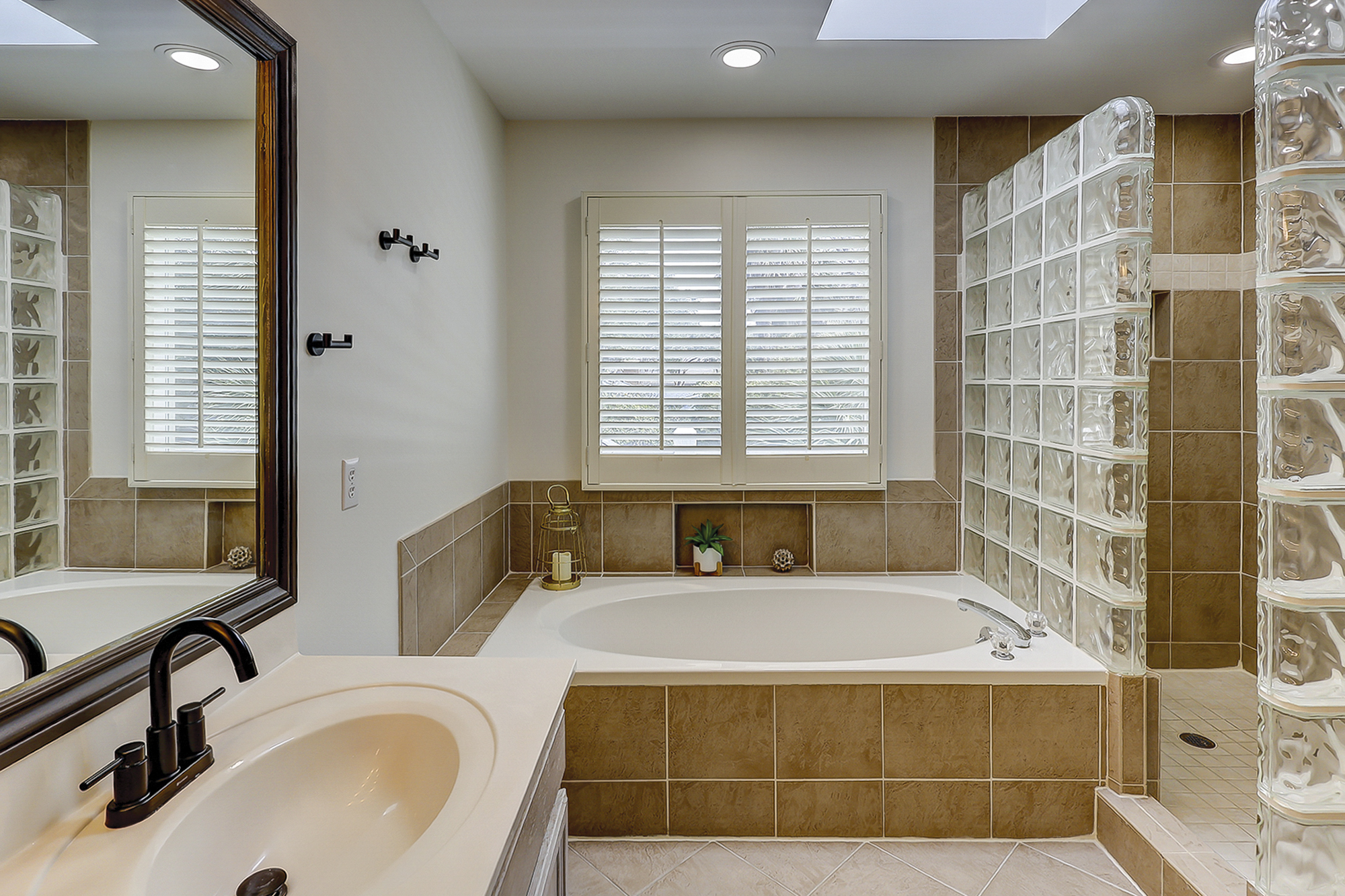 1st Floor King Suite Full Bathroom