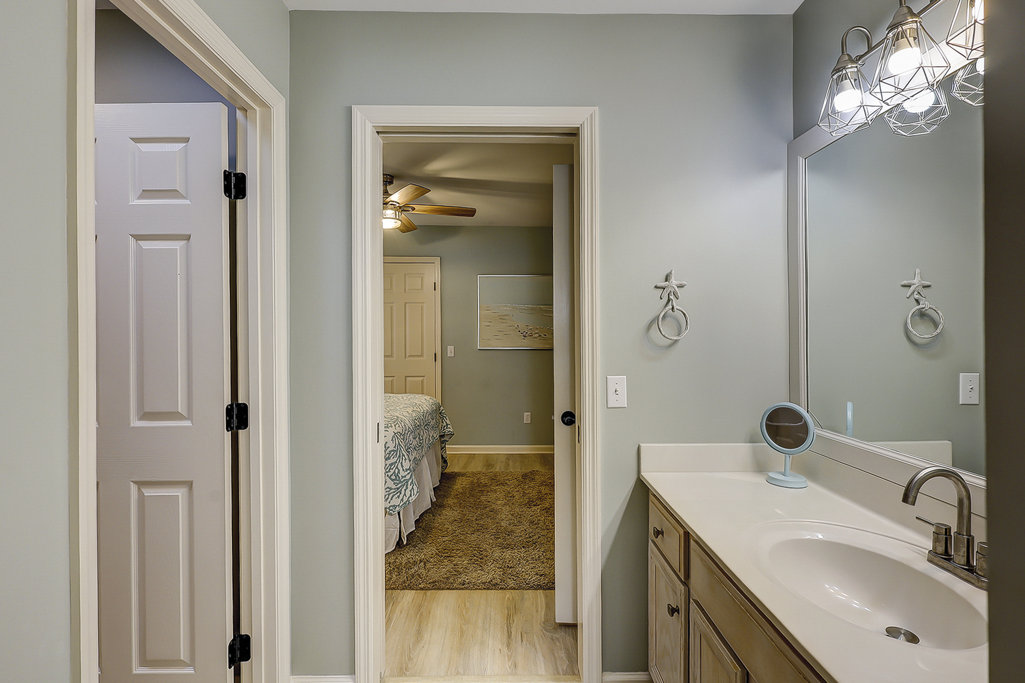 1st Floor King Suite Full Bathroom