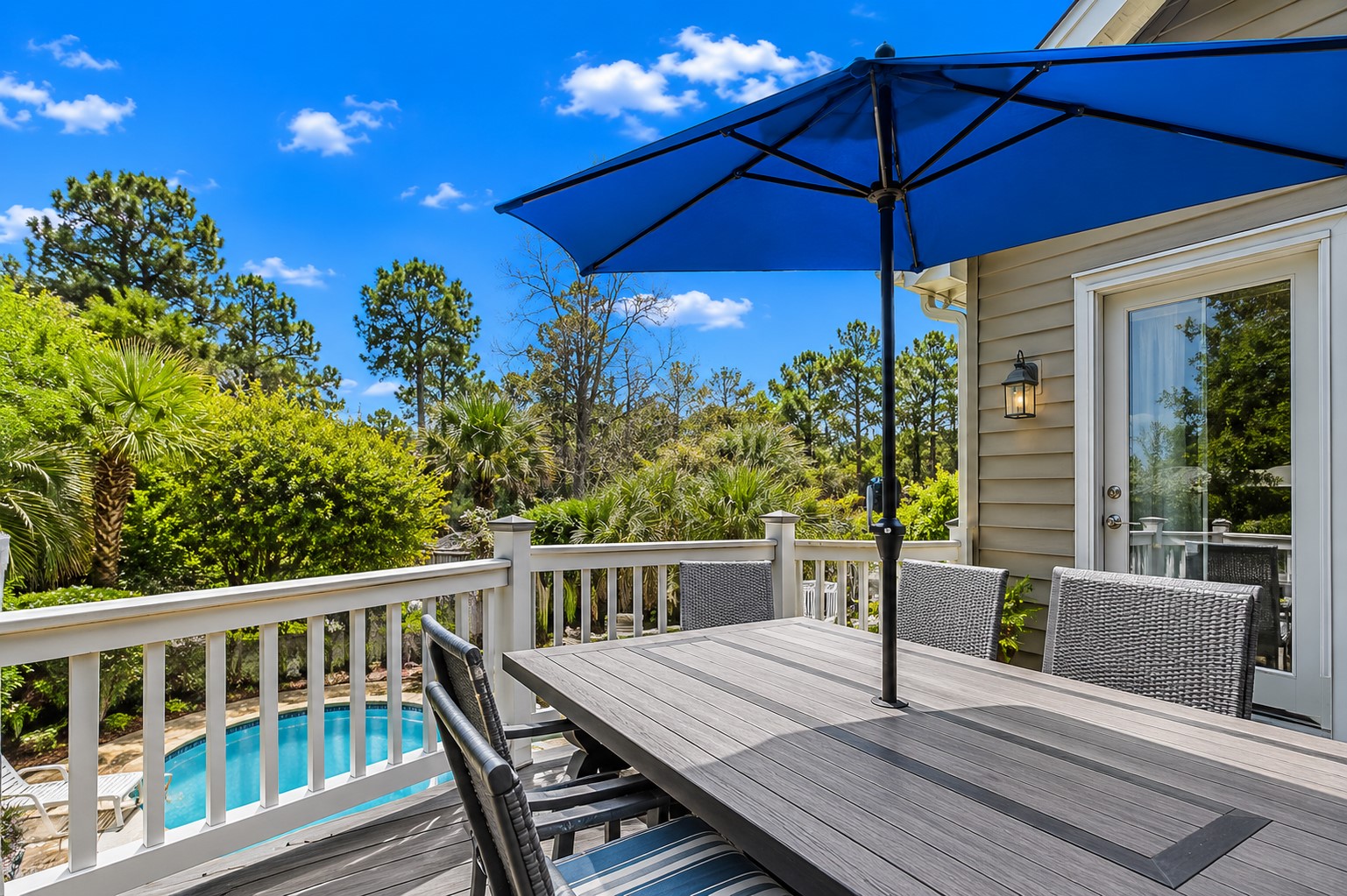 Upper Deck - Outdoor Dining Area