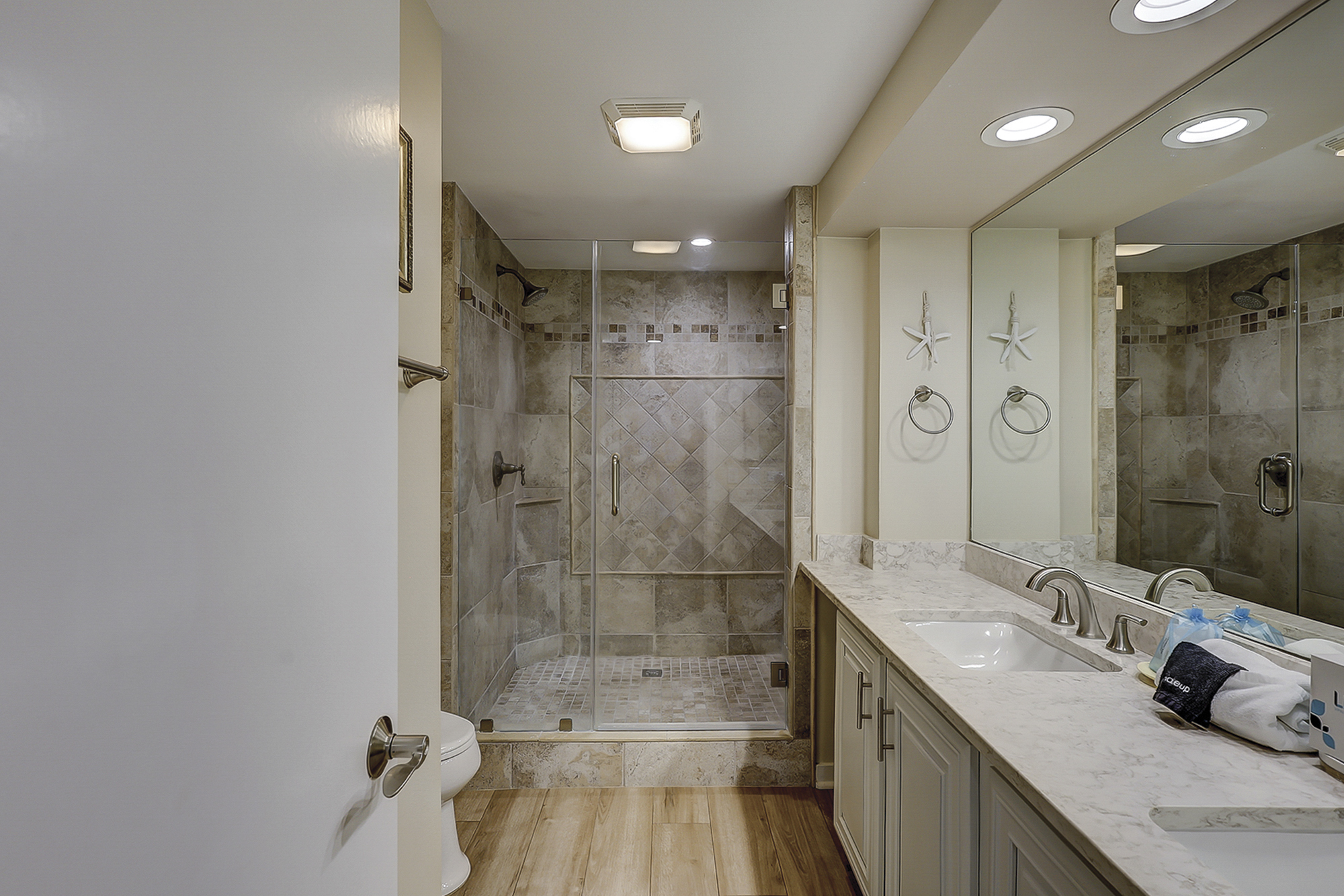 King Suite Full Bathroom