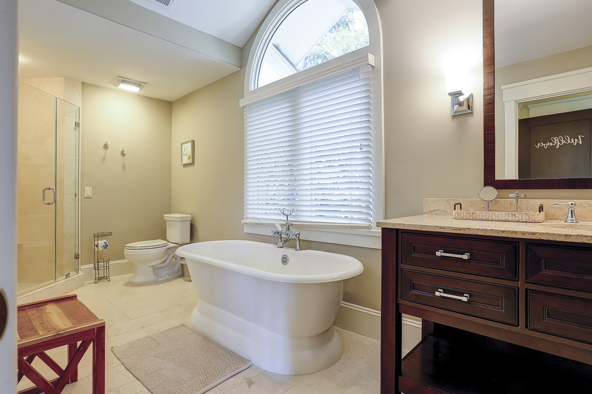 King Suite Full Bathroom