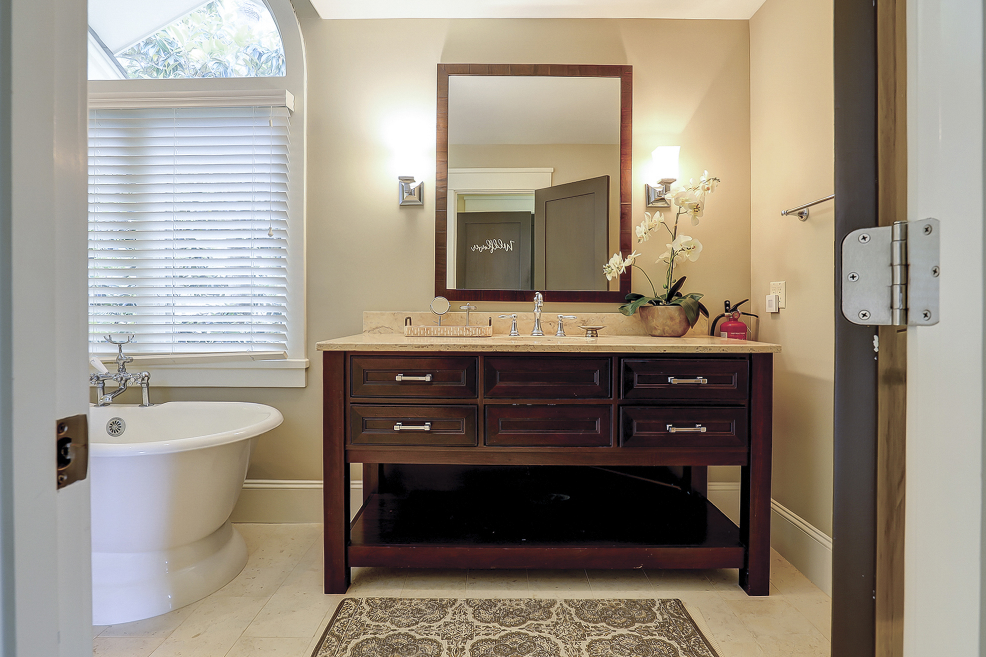 King Suite Full Bathroom