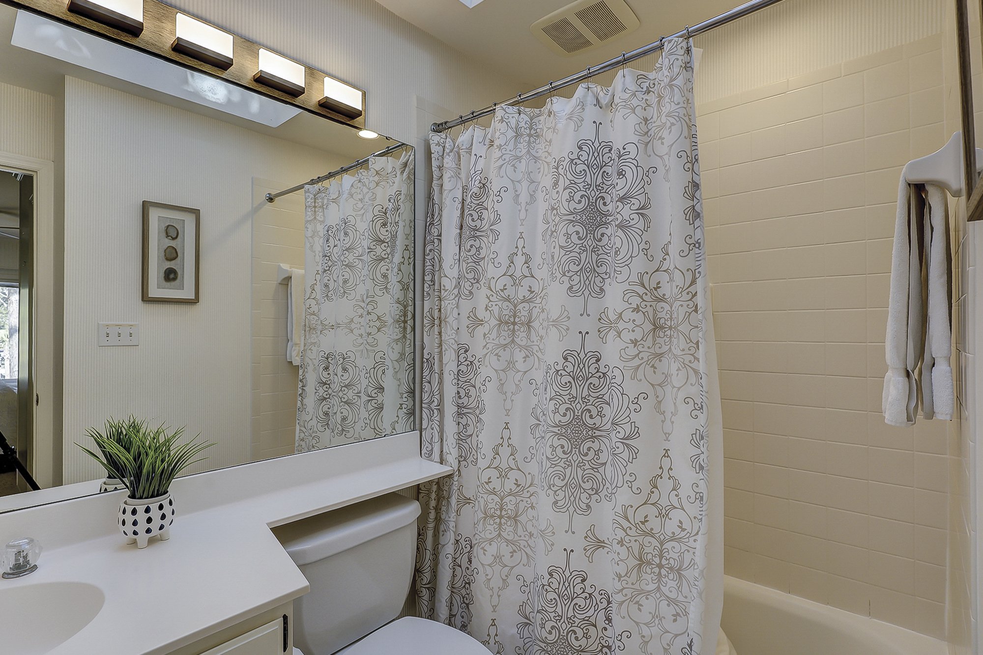 King Suite Full Bathroom