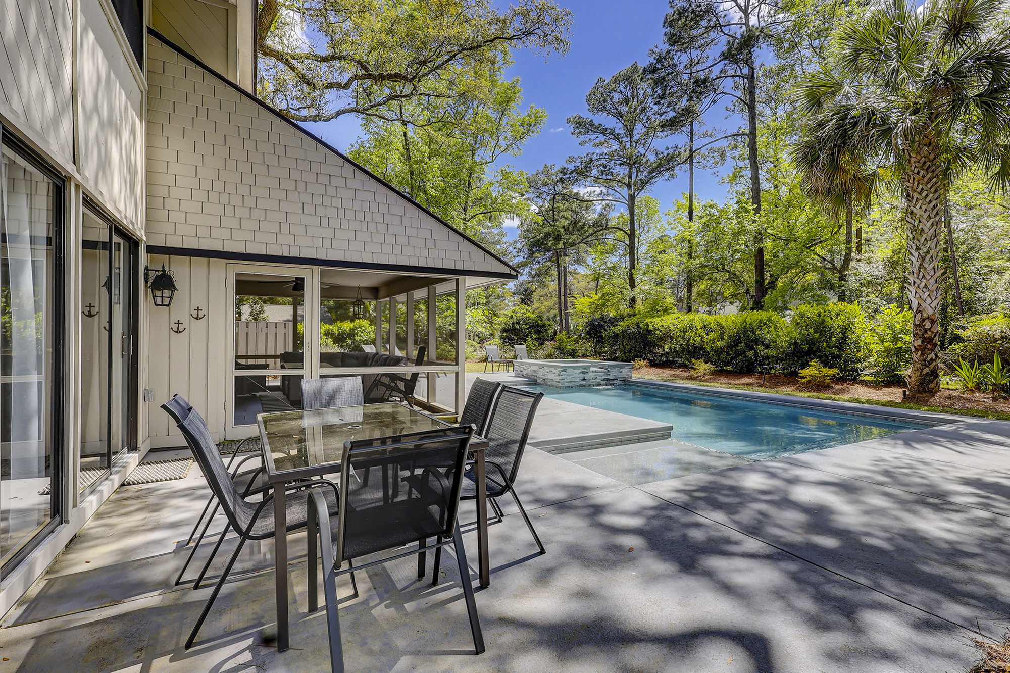 Outdoor Dining & Pool Area