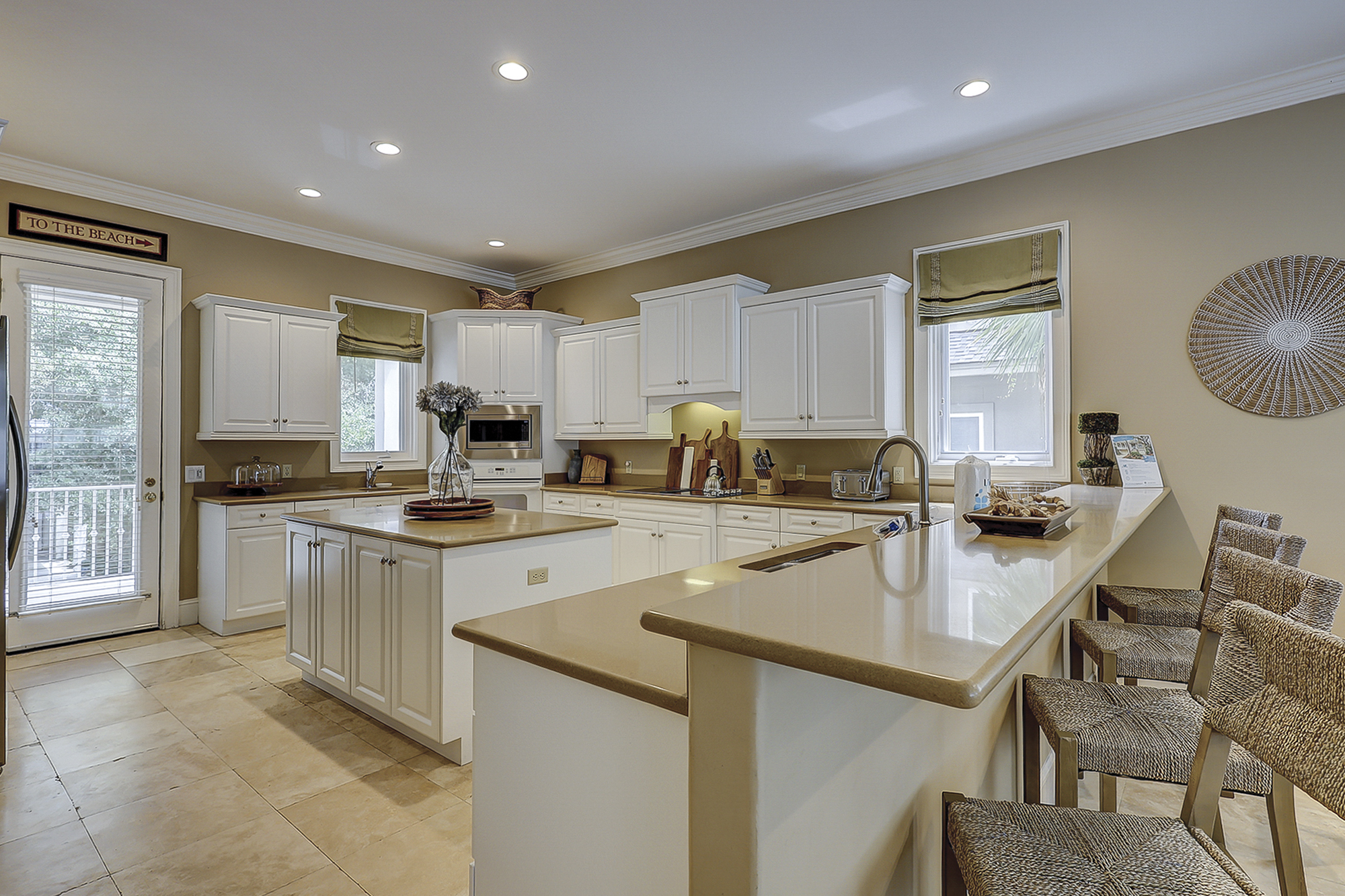 Full Kitchen with Mini Island