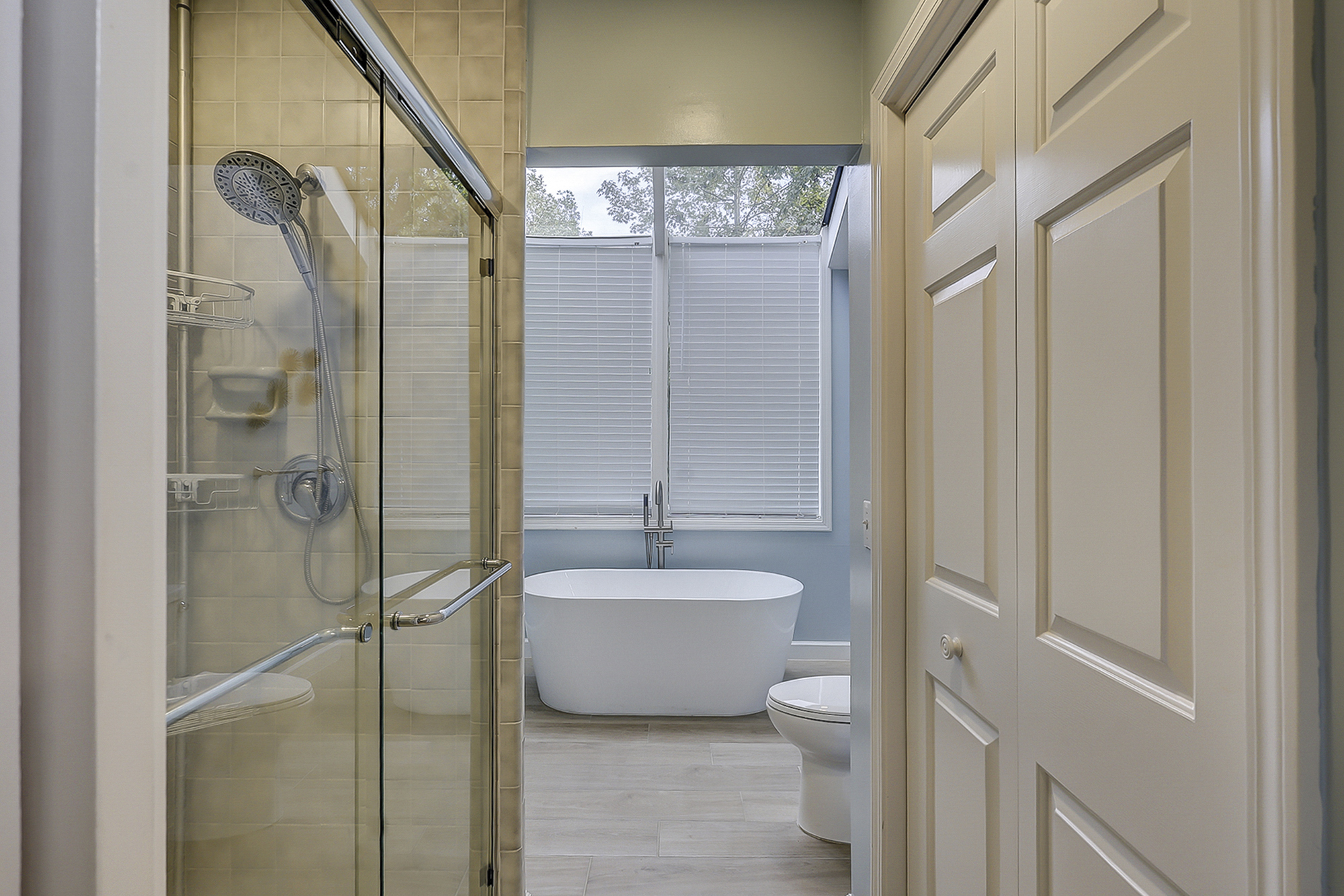 1st Floor King Suite Full Bathroom