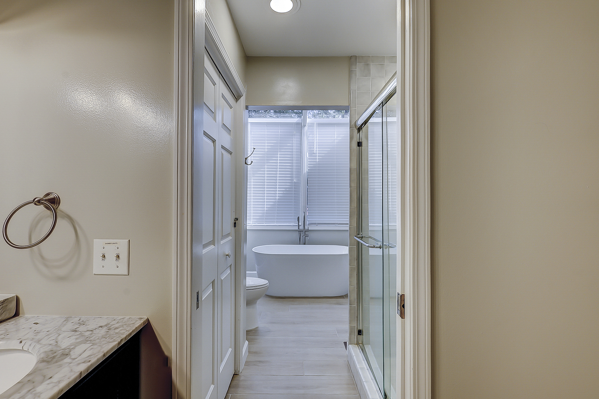 1st Floor King Suite Full Bathroom