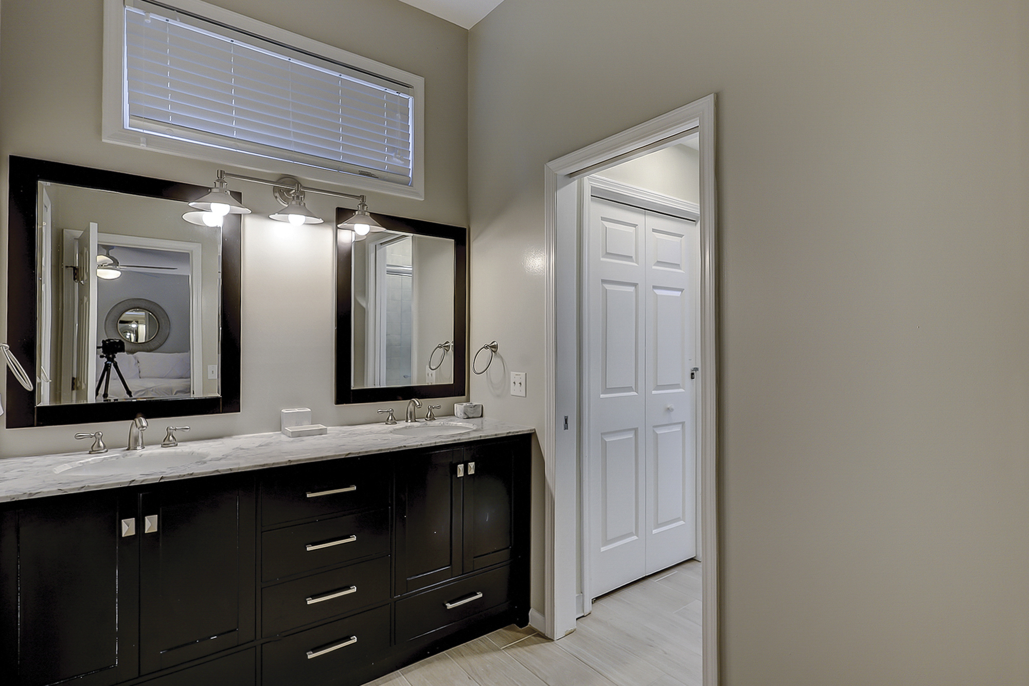 1st Floor King Suite Full Bathroom