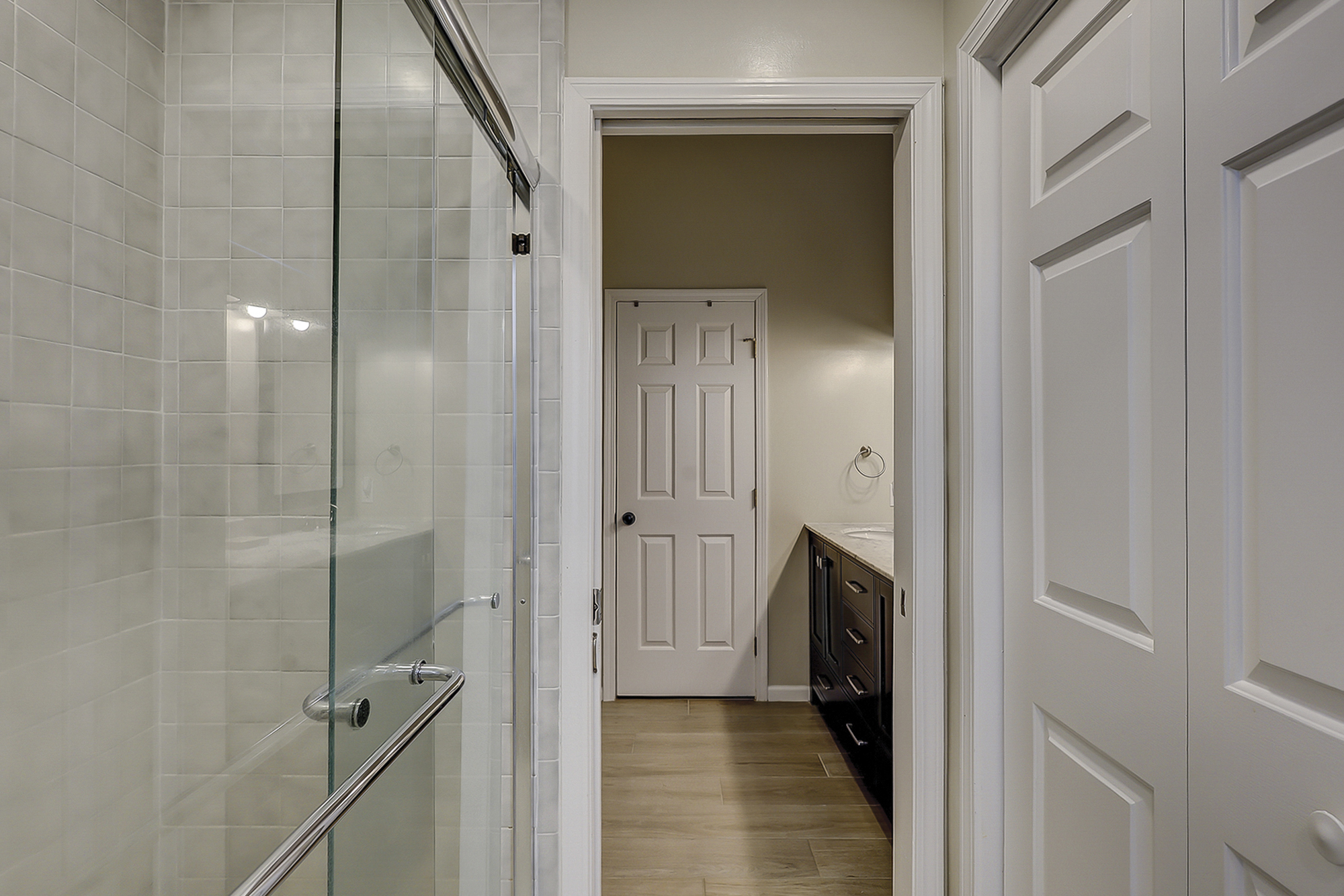 1st Floor King Suite Full Bathroom