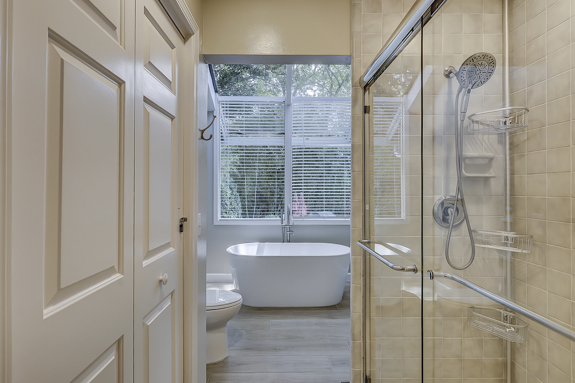 King Suite Full Bathroom